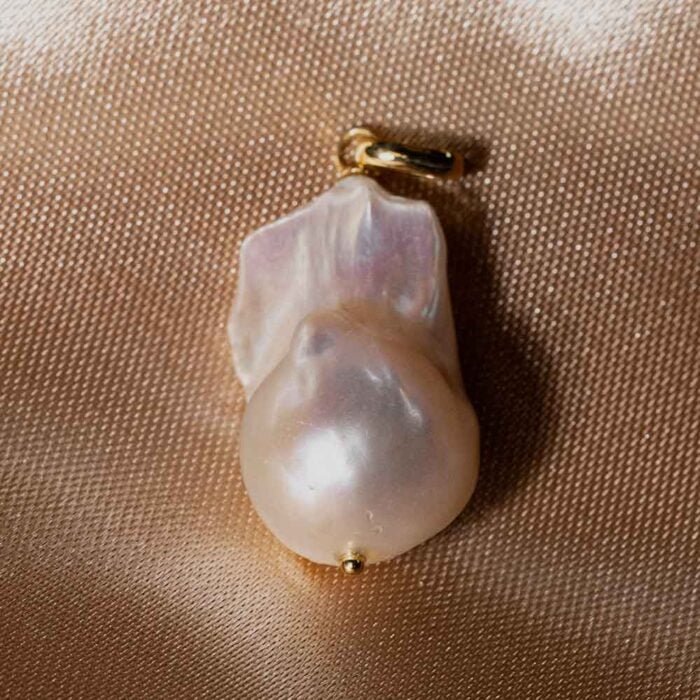 Pink Freshwater Baroque pendant in 18k Gold