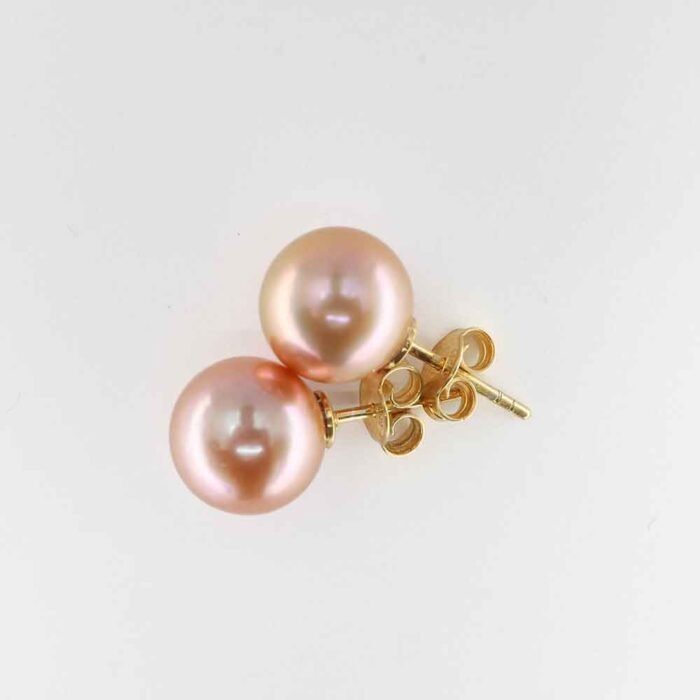 Pink freshwater pearl 10-11mm stud earrings in 18k gold-plated silver - Image 3